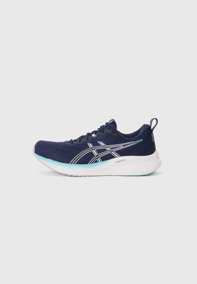 Chaussure de course bleu marine avec semelle blanche et bleu clair, bandes blanches avec logo sur le côté et languette au talon.