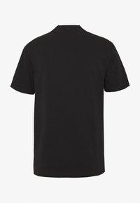 Camiseta negra de manga corta hecha de algodón, con un corte de cuello redondo y un diseño sencillo sin patrones ni acentos.