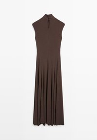 Robe marron sans manches avec un col montant et une ouverture en forme de goutte d'eau dans le dos, réalisée en tissu extensible, silhouette fluide de la taille à l'ourlet.