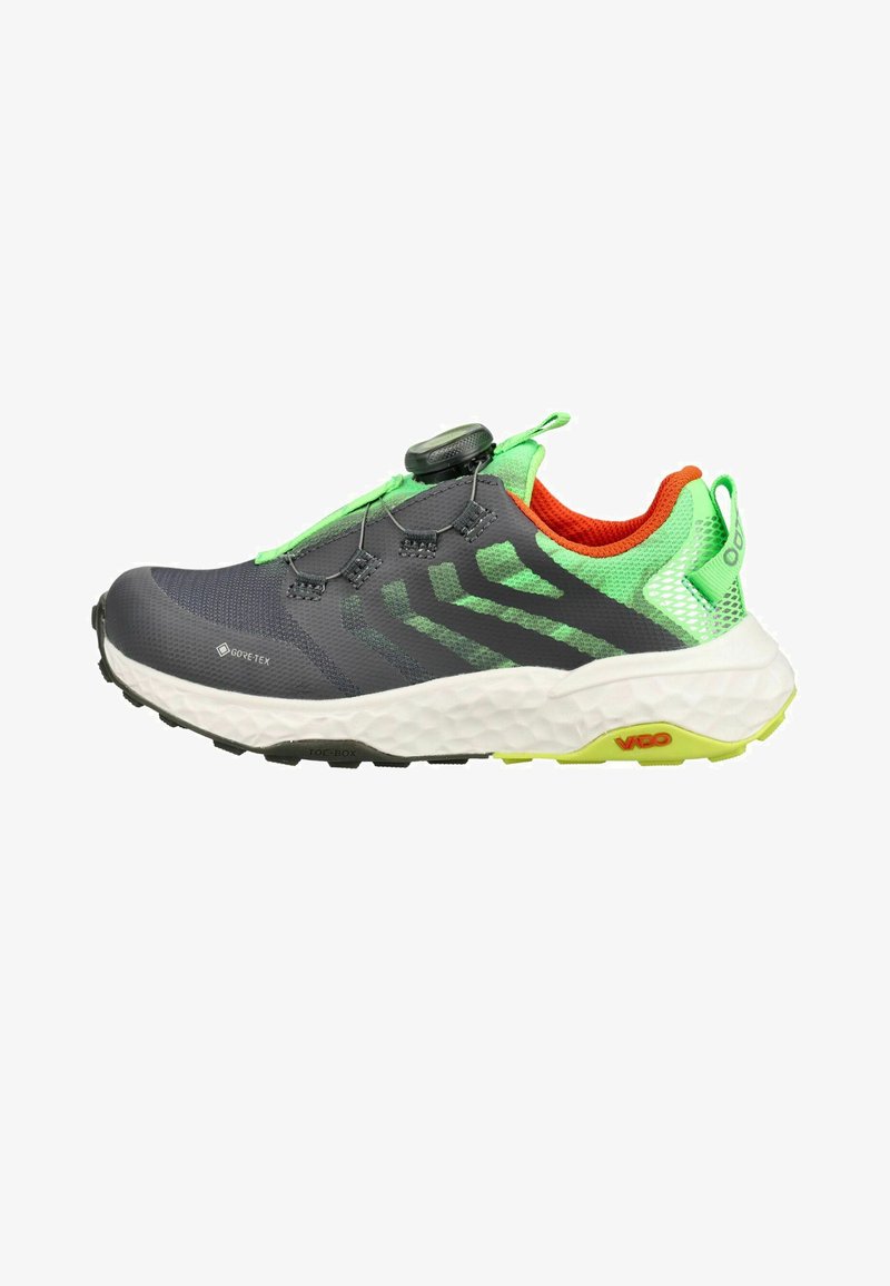 Zapatilla de trail running en gris y verde con forro interior naranja, suela blanca texturizada, sistema de cordones rápidos y material impermeable Gore-Tex.