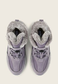 Lila Sneaker mit Kunstfellfutter, abgerundeter Zehe, gepolstertem Schaft und kontrastierenden Nähten. Sie verfügen über ein Schnürdesign und eine Gummisohle.