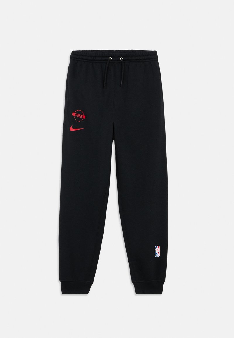 Črne trenirke iz bombaža z elastiko v pasu, vrvico, rdečim logotipom Bulls in majhnim logotipom NBA na robu. Gladka tekstura.