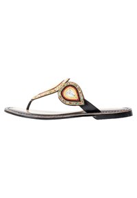 Mustat flip-flop-sandaalit, joissa on helmistä valmistettu, varsikuormun muotoinen koriste punaisena, oranssina ja vihreänä. Tasainen nahkapohja, jossa on teksturoitu pohja.
