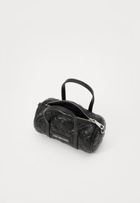 Borsa a tracolla nera trapuntata con due manici, zip argentata e placca con logo. Forma cilindrica compatta, texture in finta pelle liscia.