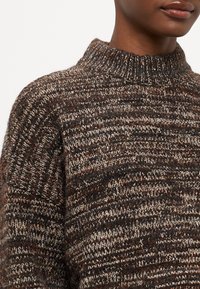 Vero Moda Petite VMDAIMA - Pulóver - chocolate torte/silver mink/gold