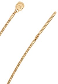 Guld-tonet kædeaccessorie med et fleksibelt, tekstureret design, der har et hexagonal mærke og en lige stang som lukning.