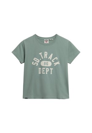 Korte mouwen, mintgroene t-shirt van katoen, met grote witte tekst: "SO TRACK DEPT 86" in het midden van de voorkant.