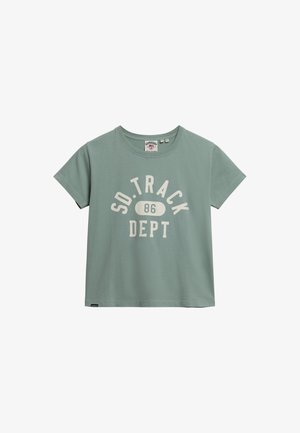 Korte mouwen, mintgroene t-shirt van katoen, met grote witte tekst: "SO TRACK DEPT 86" in het midden van de voorkant.