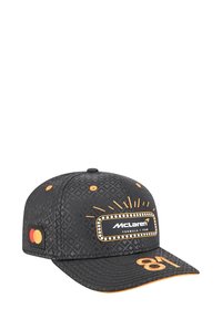 Czarna czapka z geometrycznym wzorem, pomarańczowymi akcentami i białą metką z logo "McLaren Formula 1 Team". Numer "81" na daszku.