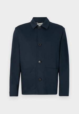 Temno mornarsko modra srajčna jakna z dolgimi rokavi, ovratnikom in tremi velikimi gumbi spredaj, s dvema spodnjima žepoma spredaj.