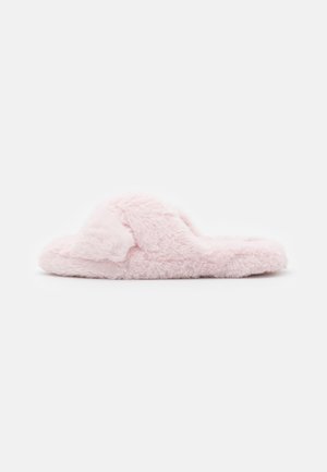 Rosa fluffy slippers med blød tekstur og åben bagdesign. Har rund form og blødt pelslignende materiale for komfort.