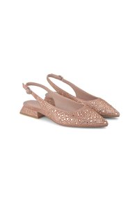 Scarpe slingback in rosa chiaro con punta affusolata e ritagli geometrici impreziositi da piccoli chiodi metallici, dotate di un tacco a blocco basso.