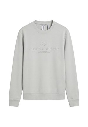 Sudadera de manga larga gris claro con cuello redondo, puños acanalados y logo en relieve "Antony Morato" con texto en el pecho.