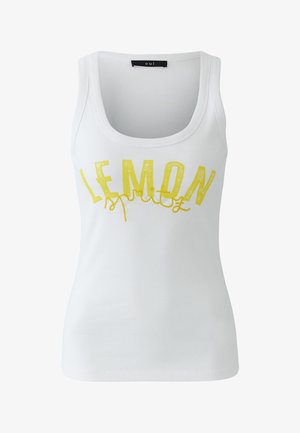 Weißes geripptes Tanktop mit gelbem Text „LEMON“ in Blockbuchstaben und kursiver Schrift über dem Text auf der Vorderseite.