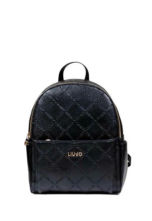 Schwarzer, texturierter Rucksack mit rundem Design, goldenen Beschlägen, einer Vorderzippertasche und gestanztem Markenlogo auf der Vorderseite.