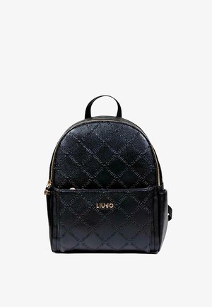 Sac à dos noir texturé avec une forme arrondie, quincaillerie dorée, poche zippée à l'avant et logo de la marque en relief à l'avant.