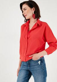 LELA Užsagstoma palaidinė - red