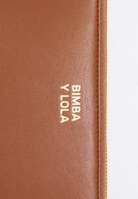 Brown textured leather wallet with a gold embossed logo "BIMBA Y LOLA" on the front and a zipper closure along the edge.