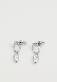 Srebrno obarvane uhane, ki vključujejo prozorne hruškaste kamne, krožne obroče in teksturiran zaklep na hrbtni strani.