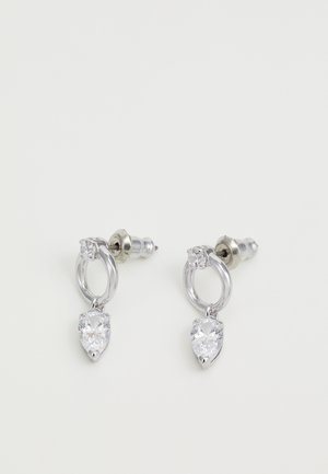 Cercei lungi de culoare argintie, cu pietre clare în formă de pară, cercuri circulare și sistem de prindere texturat la spate.