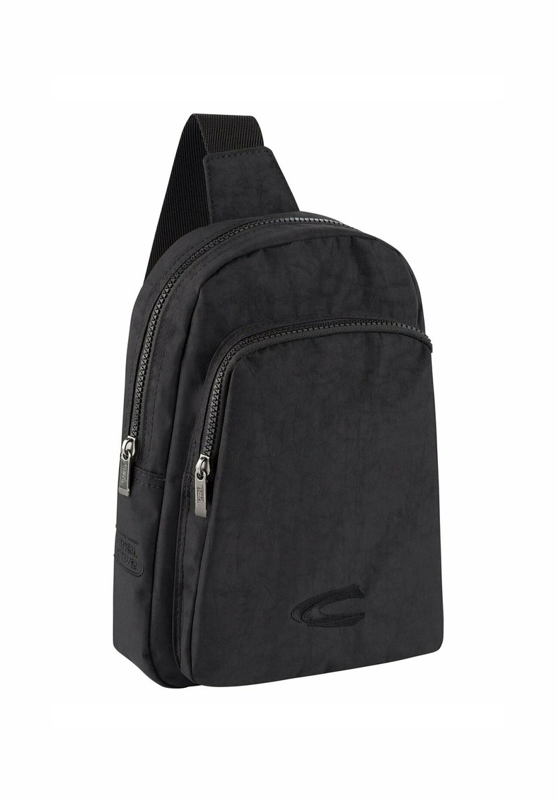 Bolso bandolera de tela negra con una superficie texturizada, dos compartimentos con cremallera y una correa ajustable. Acento de logo notable en el lado.