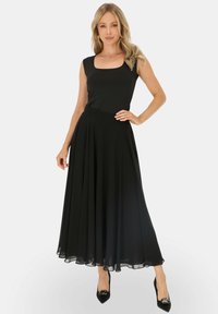 Czarna sukienka z dopasowanym gorsetem, kwadratowym dekoltem i zwiewną, plisowaną spódnicą. Materiał wydaje się lekki i ma gładką teksturę.