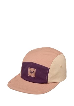 Casquette cinq panneaux avec une visière incurvée composée de panneaux beige, rose clair et violet foncé, avec un patch logo carré sur le panneau violet avant.