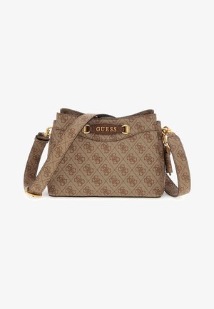 Brązowa torebka typu crossbody Guess z monogramem, regulowanym paskiem oraz złotym okuciem z plakietką z logo z przodu.