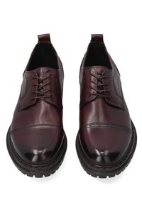 Bordowe skórzane buty na wesele z gładkim wykończeniem, okrągłym noskiem, sznurowanym zapięciem oraz teksturowaną gumową podeszwą dla lepszej przyczepności.