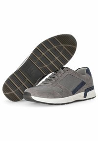 Graue Sportschuhe aus einer Mischung aus Wildleder und Mesh, mit abgerundetem Zehenbereich und einer strukturierten Gummisohle mit einem markanten Profil.