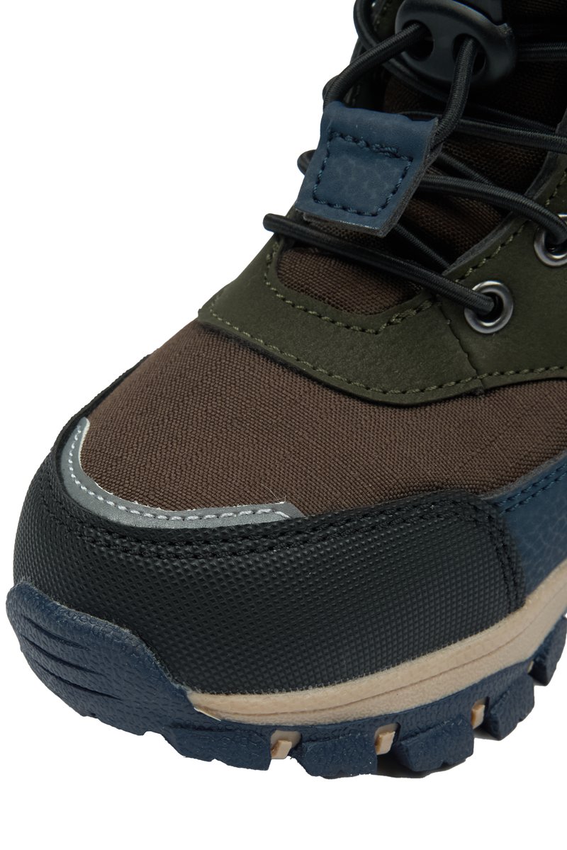 Brauner und grüner Stoffstiefel mit strukturiertem schwarzen Gummispitzenkappen, verstärkter Naht, grauen Akzenten und einem blauen Schnürsystem.