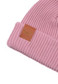 Różowa dziana czapka z prążkowanym wzorem i podwiniętym mankietem. Posiada brązową skórzaną naszywkę z wytłoczonym wzorem z przodu.