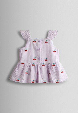 Dětské letní šaty bez rukávů s levandulovými a bílými pruhy, s potiskem červených třešní, volánkovými ramínky, knoflíky na přední straně a rozšířenou sukní.