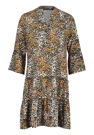 Sukienka o długości do kolan w panterkę, z rękawami 3/4 zakończonymi falbanką w kształcie dzwonka oraz falbanistym, wielowarstwowym dołem w odcieniach brązu, czerni, bieli i fioletu.