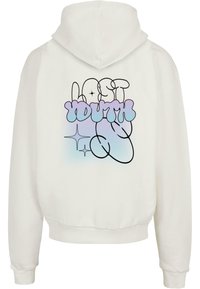 Vit hoodie med en färgglad grafik som säger "lost youth", med en blandning av pastellblåa och lila nyanser, omgiven av svart.