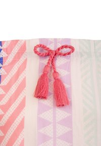 Tela estampada colorida con rayas rosas, azules y verdes. Presenta un cordón trenzado rosa y borlas en la parte superior, además de diseños geométricos.