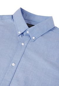 Himmelblaues, knopfbares Hemd aus glattem Stoff. Verfügt über einen Kentkragen und weiße Knöpfe mit subtiler Textur. Label im Kragen sichtbar.