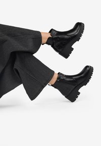 Bosanova CROCDILE EFFECT - Tronchetti - black