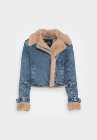 Chaqueta de mezclilla con un cuello y puños de pelo sintético beige, diseño corto, dos bolsillos frontales y cierre de cremallera. Presenta detalles de costura.