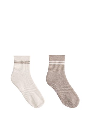 Páros boka zokni, egyik krém színű két bézs csíkkal, másik világosbarna két fehér csíkkal, csúszásgátló talppal.