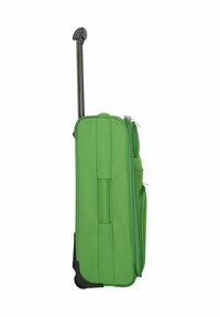 Valise souple verte avec poignée télescopique noire déployée et poignée de transport latérale, vue de côté sur fond blanc.