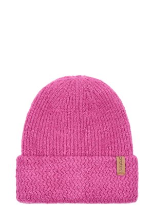 Gebreide roze muts met een opgevouwen boord, met een gestructureerd patroon en een klein bruin merklabel aan de zijkant.