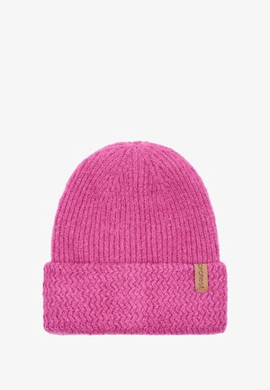 Gebreide roze muts met een opgevouwen boord, met een gestructureerd patroon en een klein bruin merklabel aan de zijkant.