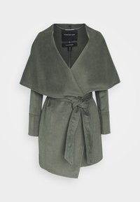 Cappotto avvolgente verde oliva di media lunghezza con un tessuto morbido e texture. Presenta un ampio colletto, maniche lunghe e una cintura legata in vita.