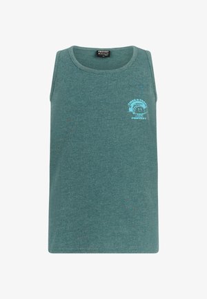 Turquoise tanktop met een logo, gecombineerd met veelkleurige tie-dye zwemshorts met blauw, geel en paarse patronen.