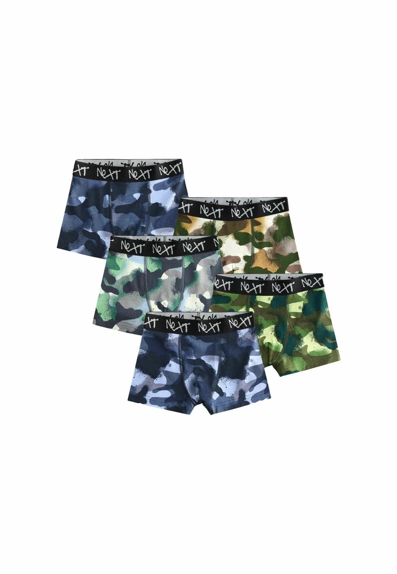 Sæt af fem par drengebokseshorts med forskellige camouflage-mønstre i blå, grønne og brune nuancer, med sorte elastiske linninger.