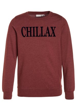Langärmeliger bordeauxroter Sweatshirt mit Rundhalsausschnitt und schwarzem Großbuchstaben-Text "CHILLAX" auf der Brust.