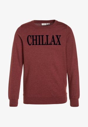 Sweat-shirt bordeaux à manches longues avec col rond et texte en lettres majuscules noires "CHILLAX" sur la poitrine.