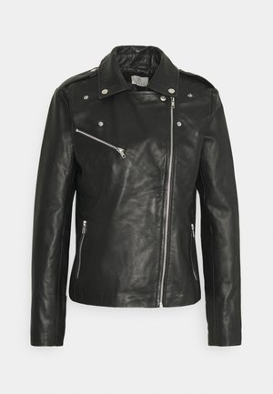 Musta nahkainen moottoripyörätakki, jossa epäsymmetrinen hopeanvärinen vetoketju, rinta- ja sivutaskut vetoketjulla, napsautettava kaulus ja olkapäälät.