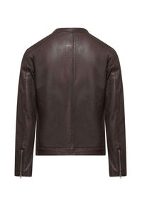 Giubbotto in pelle marrone con una texture liscia, forma aderente e polsini con zip. Presenta un collo arrotondato e dettagli delle cuciture sul retro.